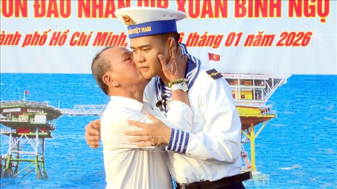 Hai tàu Hải quân khởi hành mang quà Tết đến Nhà giàn DK1 và các tàu trực trên biển- Ảnh 5.