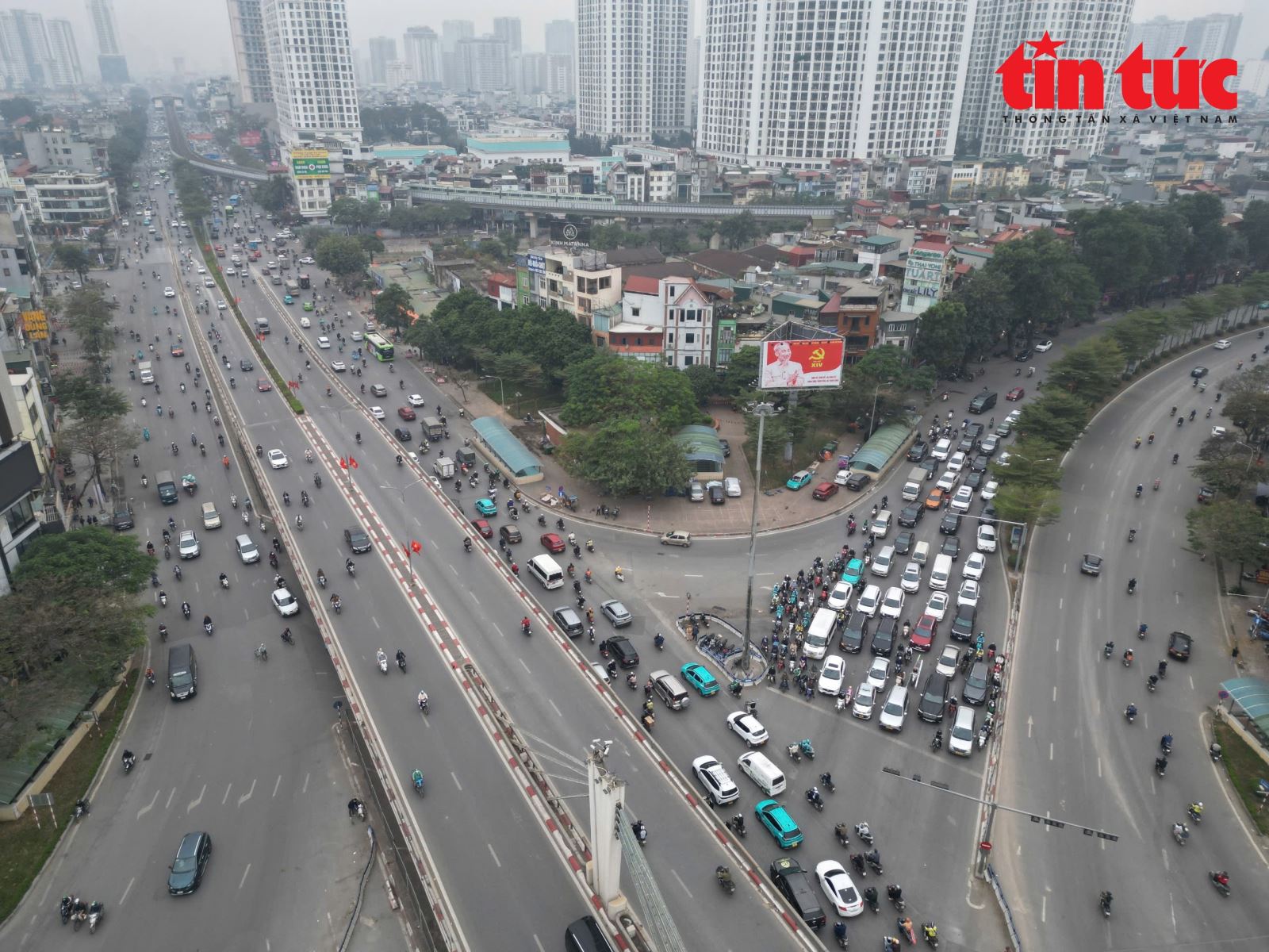 Đường phố Hà Nội thông thoáng như ngày Tết khi cấm xe tải vào nội đô- Ảnh 2.