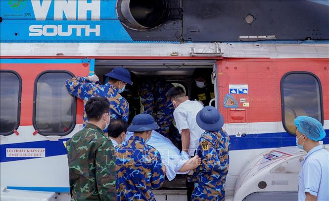 Trực thăng bay trong đêm vận chuyển bệnh nhân nguy kịch về đất liền- Ảnh 1.