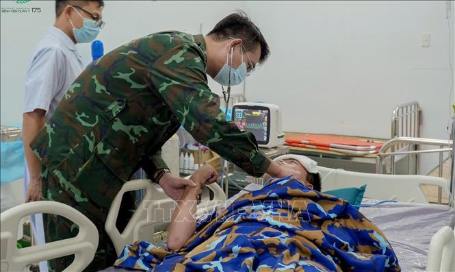 Trực thăng bay trong đêm vận chuyển bệnh nhân nguy kịch về đất liền- Ảnh 2.