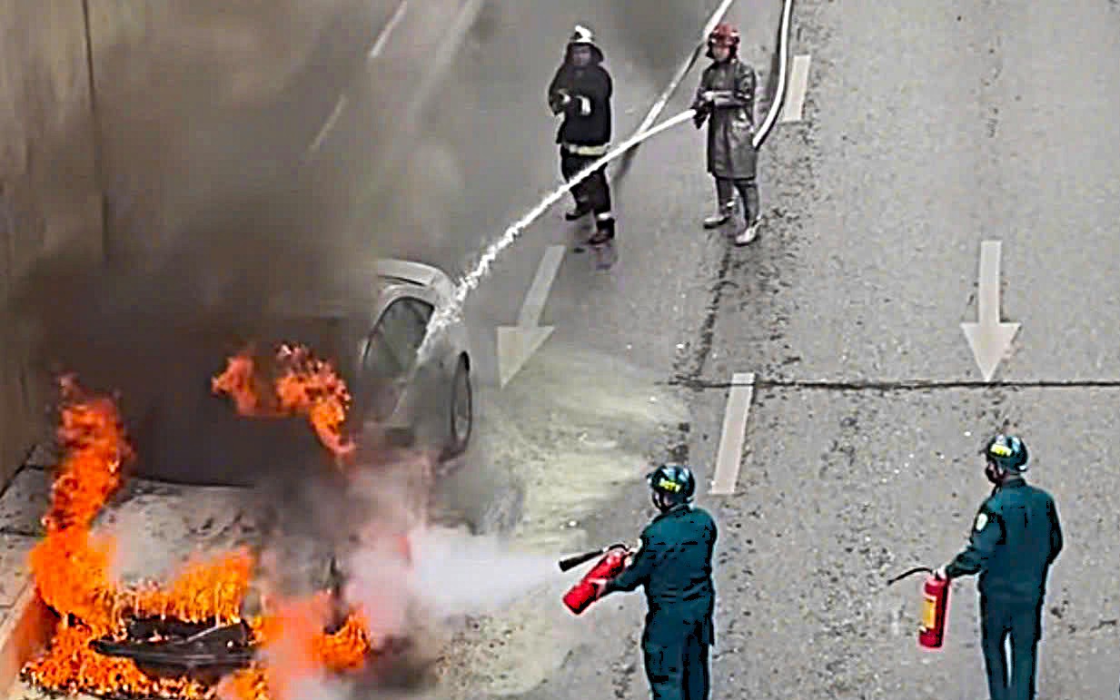 Hà Nội: Cháy nhà lúc nửa đêm, Cảnh sát leo thang cứu người mắc kẹt ở tầng 4- Ảnh 1.