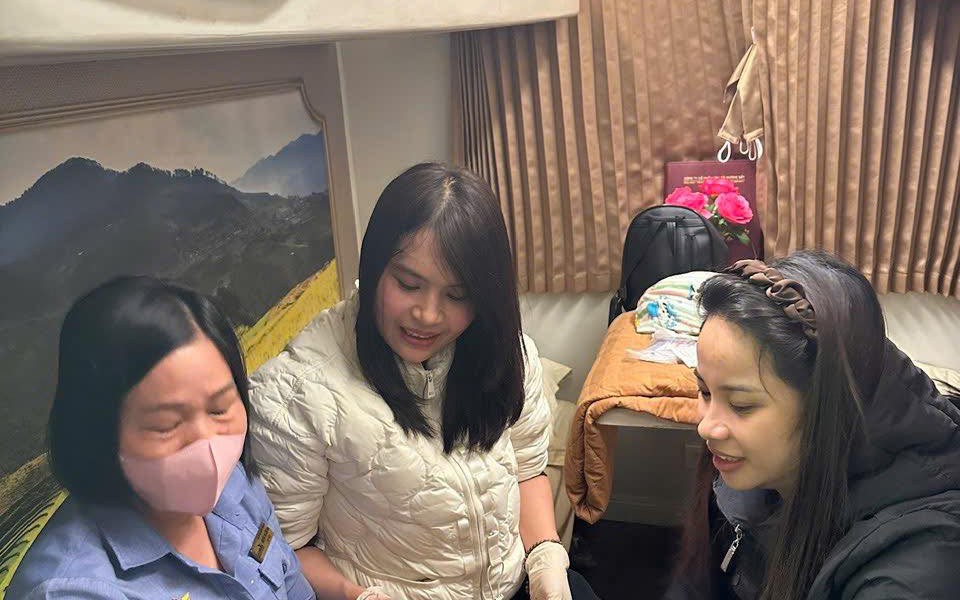 Sở Y tế Nghệ An khen thưởng hai nữ hộ sinh đỡ đẻ trên tàu SE4 