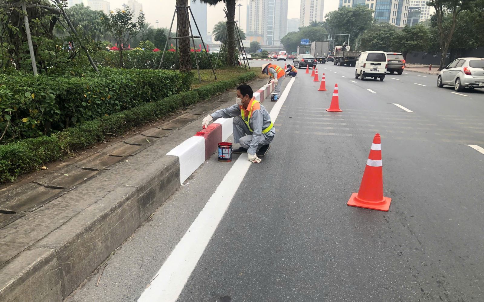 Hà Nội ‘khoác áo mới’ hàng loạt tuyến phố phục vụ Đại hội XIV của Đảng