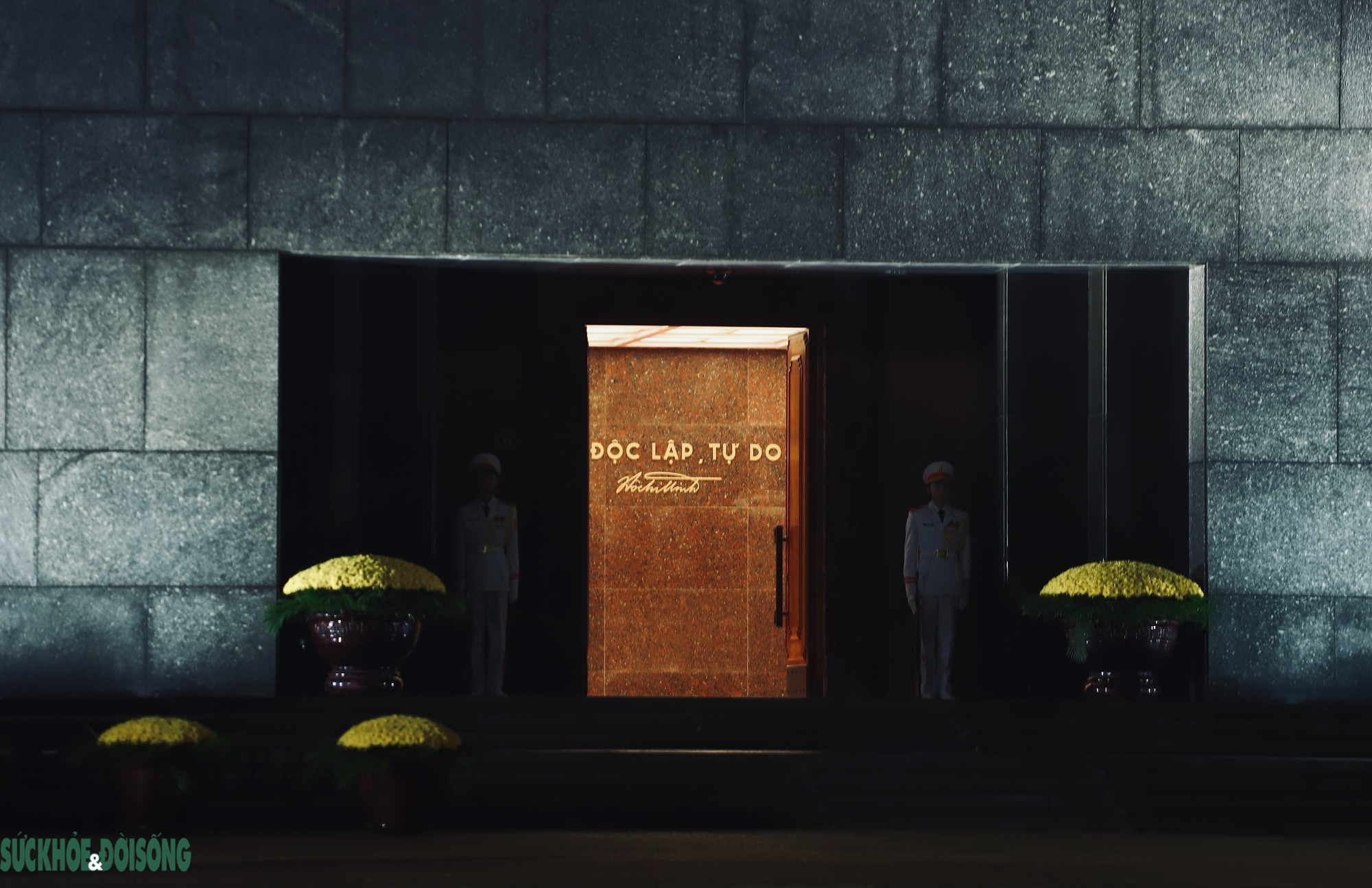 Thiêng liêng Lễ Thượng cờ Lăng Bác trong những ngày cả nước hướng về Đại hội XIV- Ảnh 1.