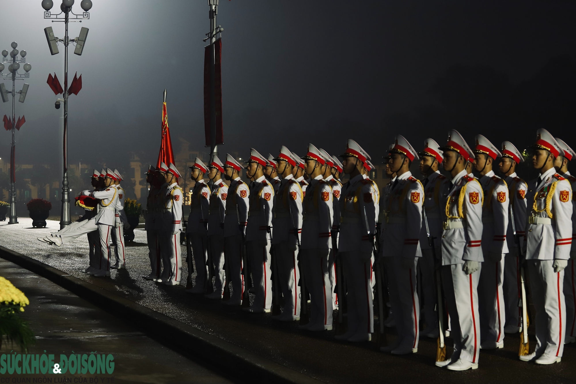 Thiêng liêng Lễ Thượng cờ Lăng Bác trong những ngày cả nước hướng về Đại hội XIV- Ảnh 2.