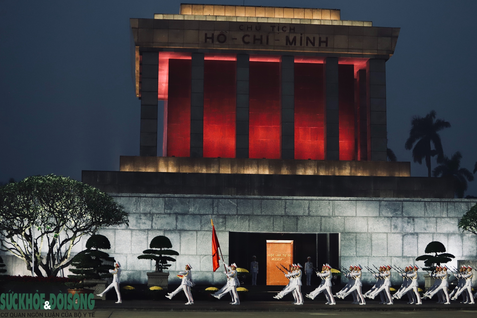 Thiêng liêng Lễ Thượng cờ Lăng Bác trong những ngày cả nước hướng về Đại hội XIV- Ảnh 8.