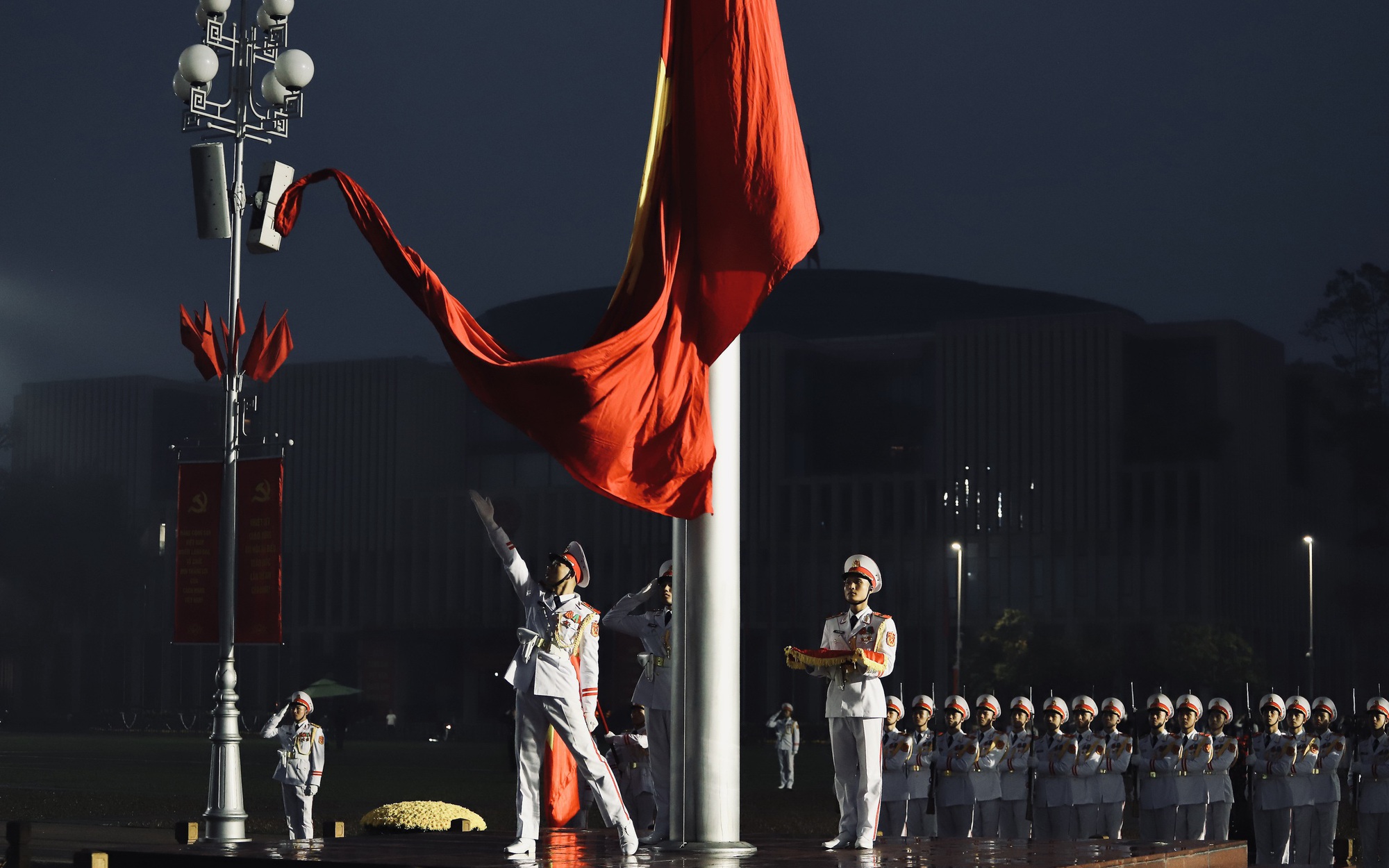 Thiêng liêng Lễ Thượng cờ Lăng Bác trong những ngày cả nước hướng về Đại hội XIV