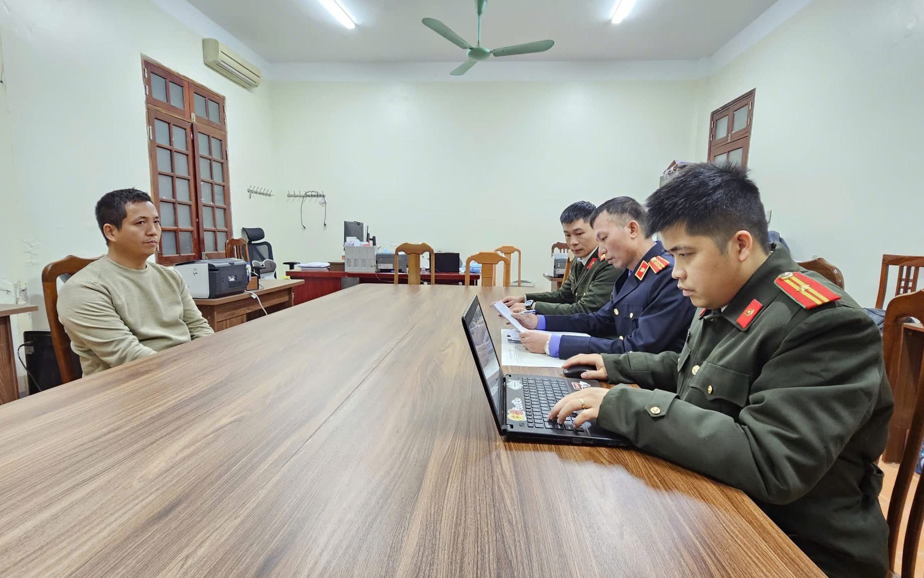 Bắt đối tượng người nước ngoài buôn lượng lớn linh kiện súng quân dụng dưới vỏ bọc "bộ thông tắc bồn cầu"