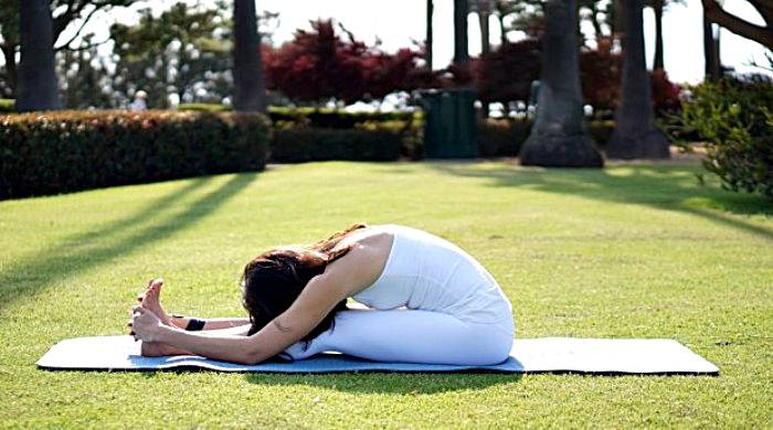 5 tư thế yoga thư giãn trước khi ngủ, giúp sâu giấc hơn- Ảnh 2.