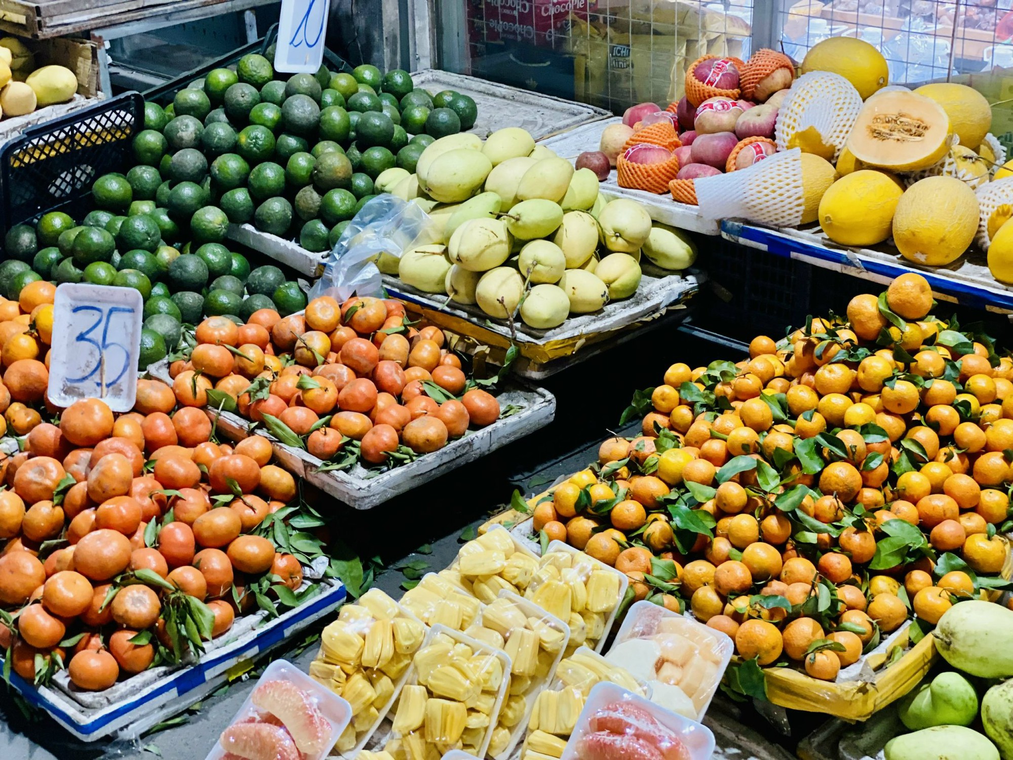 Quýt giá rẻ bán đầy thị trường, tiểu thương bật mí ‘bí kíp’ phân biệt hàng Việt Nam và hàng Trung Quốc- Ảnh 1.