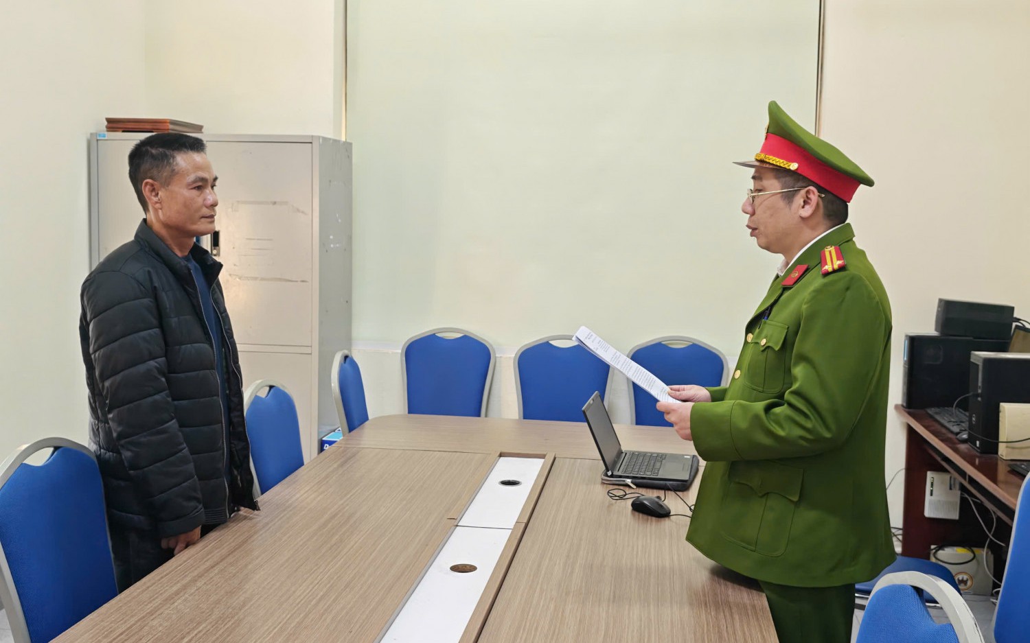 Bắt nhóm người bán 2 bé gái cho quán karaoke, ép gia đình nộp tiền chuộc- Ảnh 2.