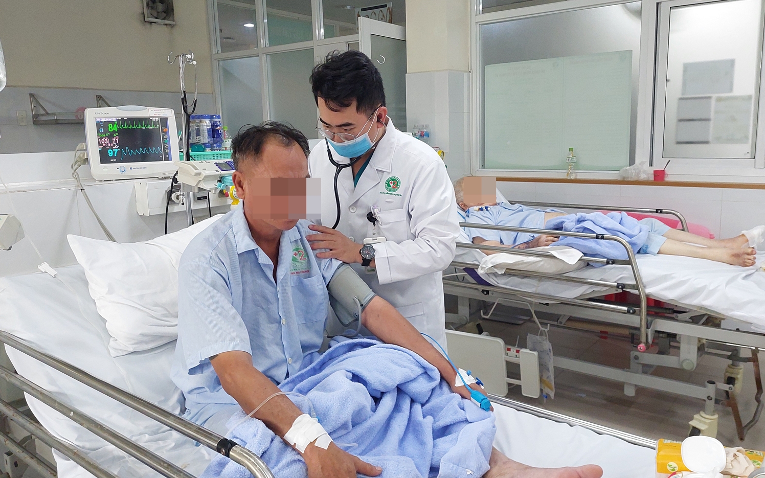 Khen thưởng đột xuất các kíp bác sĩ, điều dưỡng cứu sống 3 bệnh nhân đặc biệt nguy kịch- Ảnh 3.