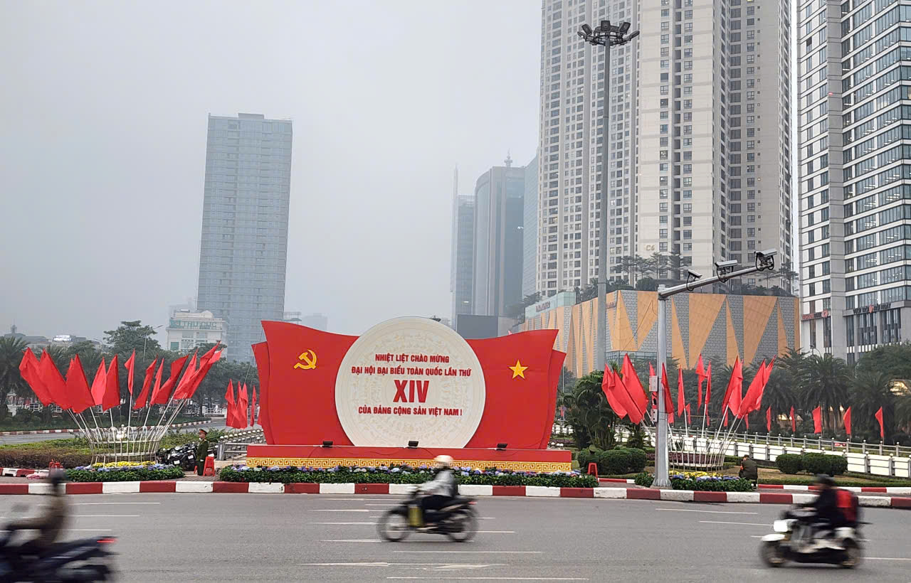 Đường phố rực rỡ sắc đỏ cờ hoa trong ngày làm việc đầu tiên Đại hội XIV của Đảng