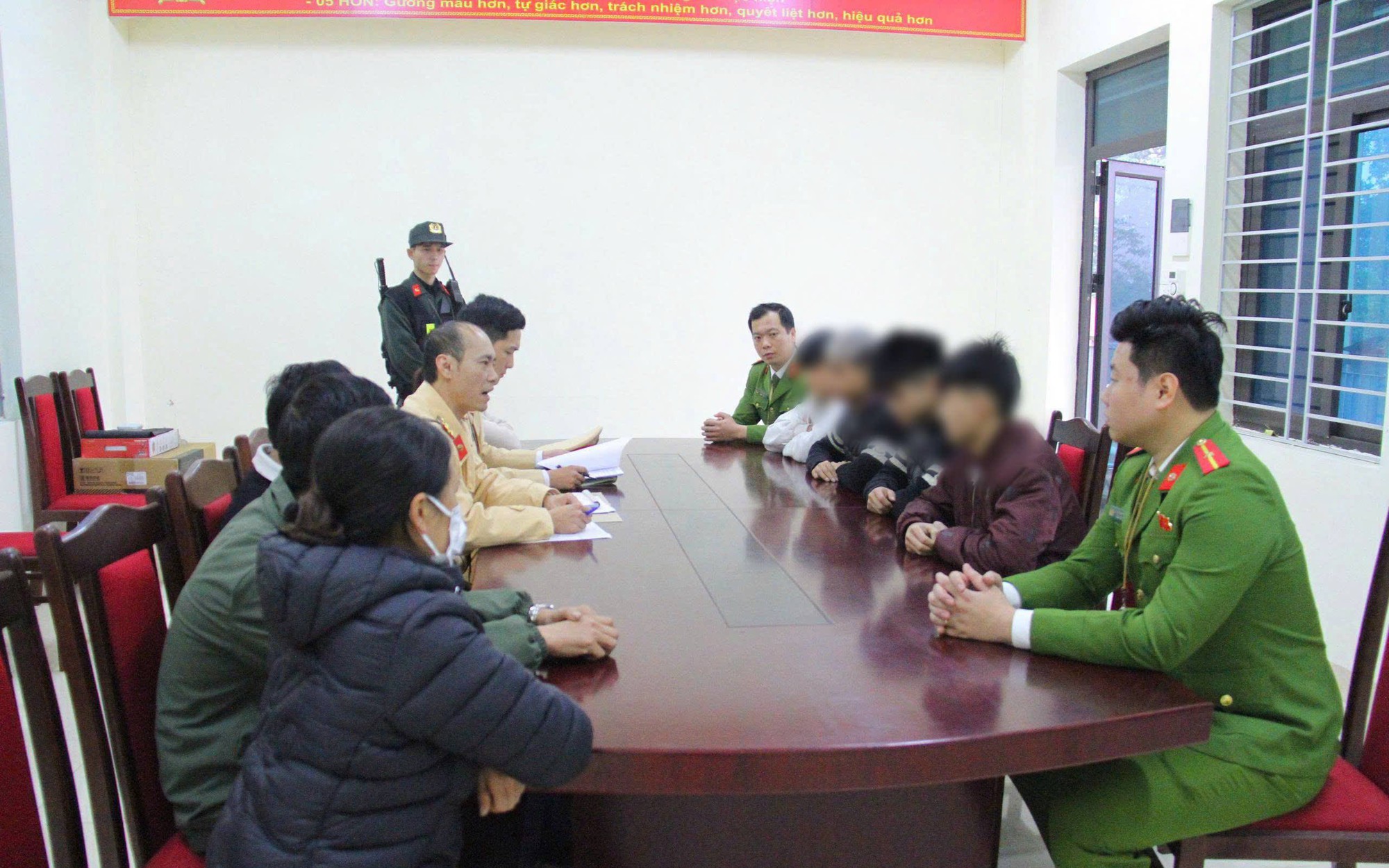 Chuyển làn không 'xi-nhan' trên đường cao tốc Hà Nội – Thái Nguyên, 1 tài xế bị xử phạt- Ảnh 2.