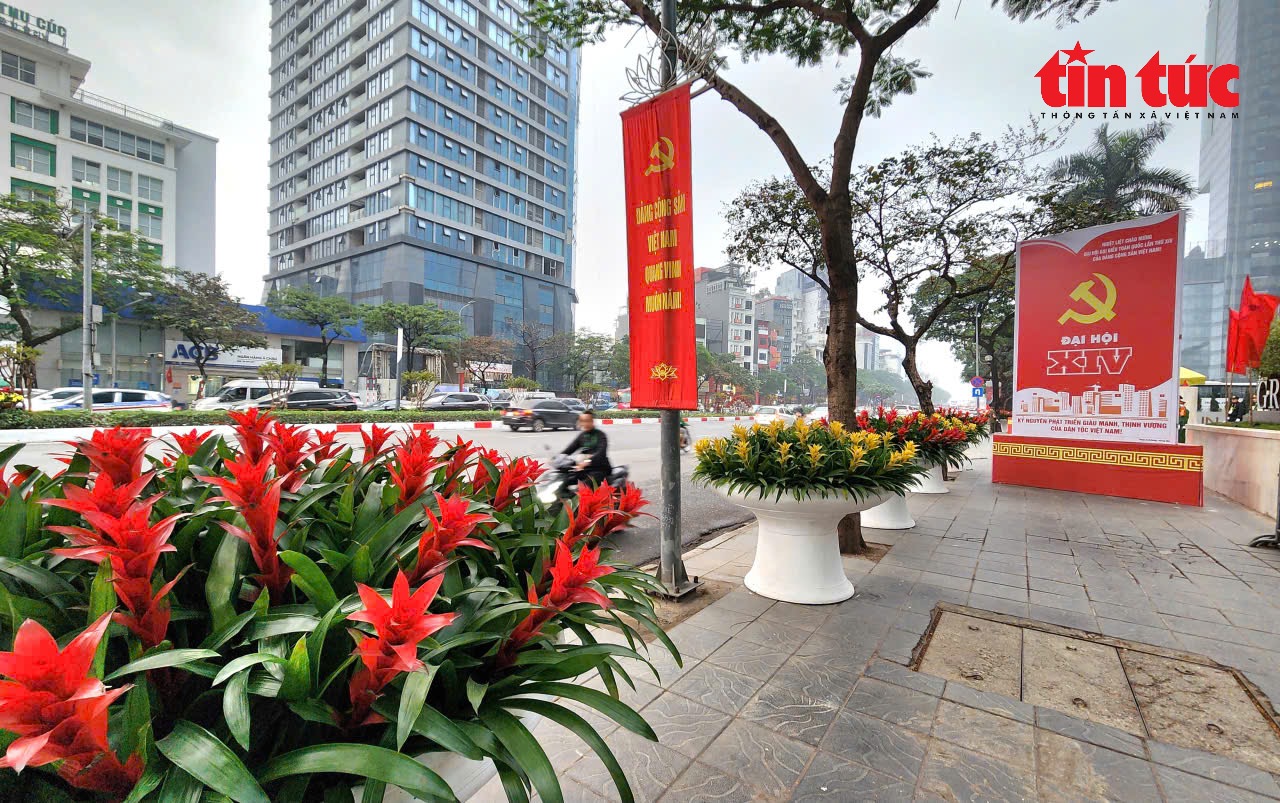 Đường phố rực rỡ sắc đỏ cờ hoa trong ngày làm việc đầu tiên Đại hội XIV của Đảng- Ảnh 7.