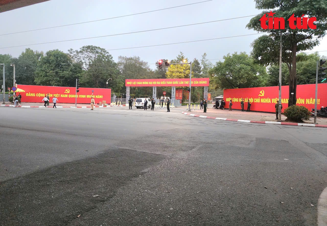 Đường phố rực rỡ sắc đỏ cờ hoa trong ngày làm việc đầu tiên Đại hội XIV của Đảng- Ảnh 10.