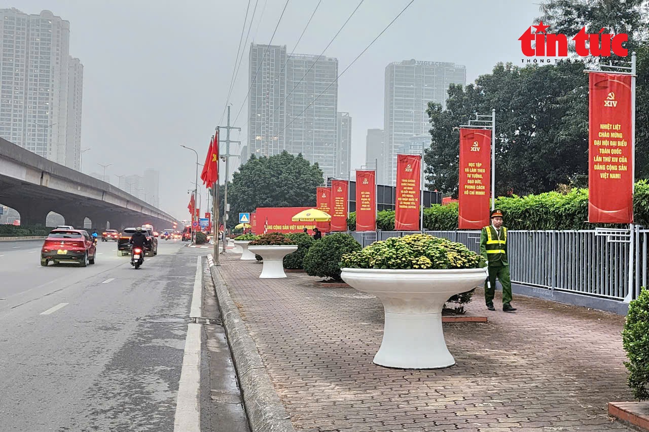 Đường phố rực rỡ sắc đỏ cờ hoa trong ngày làm việc đầu tiên Đại hội XIV của Đảng- Ảnh 5.