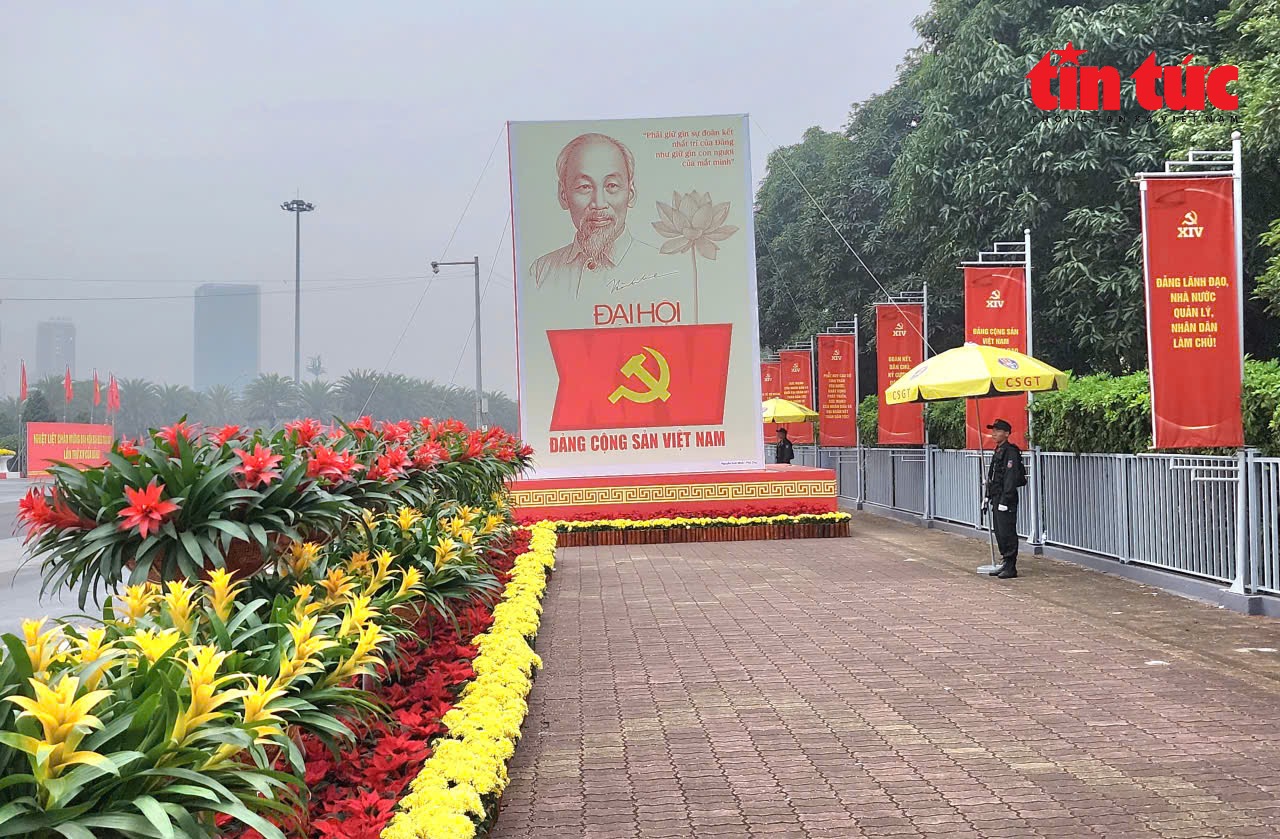 Đường phố rực rỡ sắc đỏ cờ hoa trong ngày làm việc đầu tiên Đại hội XIV của Đảng- Ảnh 1.