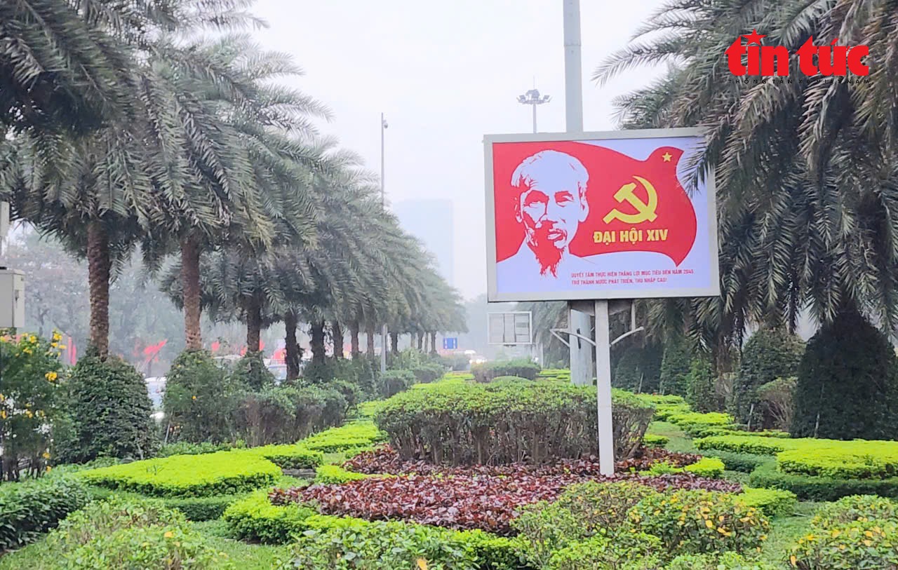 Đường phố rực rỡ sắc đỏ cờ hoa trong ngày làm việc đầu tiên Đại hội XIV của Đảng- Ảnh 4.