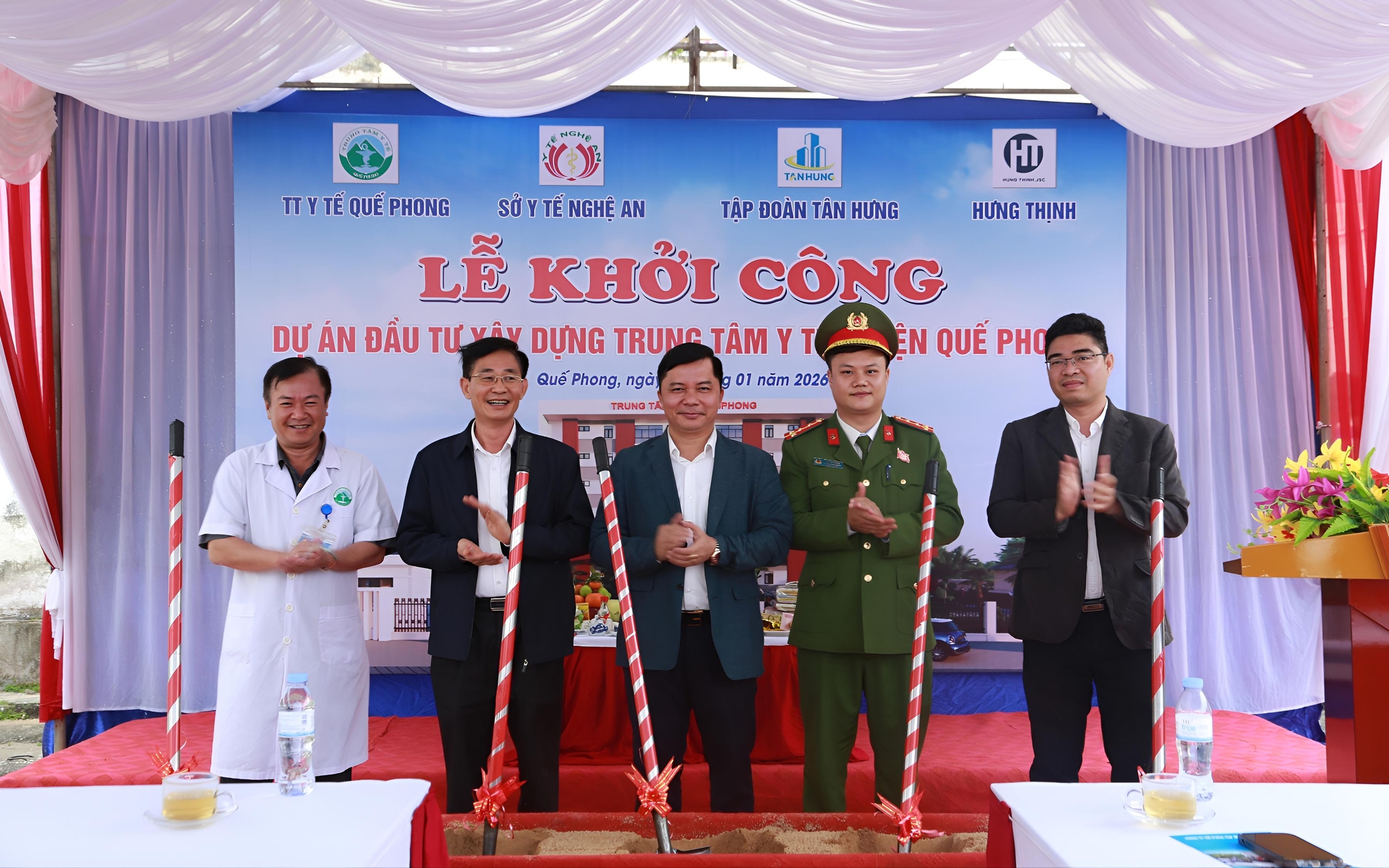 Khởi công Bệnh viện Đa khoa khu vực Tây Nam: Thêm điểm tựa chữa bệnh cho miền núi, vùng biên
- Ảnh 4. Khởi công Trung tâm Y tế Quế Phong – điểm tựa chăm sóc sức khỏe nơi vùng biên