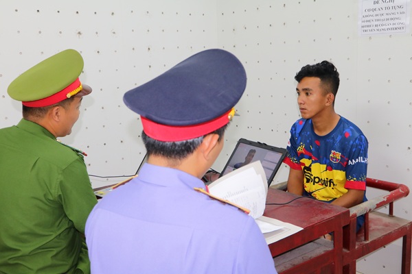 Thoát chết trong gang tấc, nạn nhân vùng dậy truy đuổi kẻ siết cổ cướp tài sản- Ảnh 1.