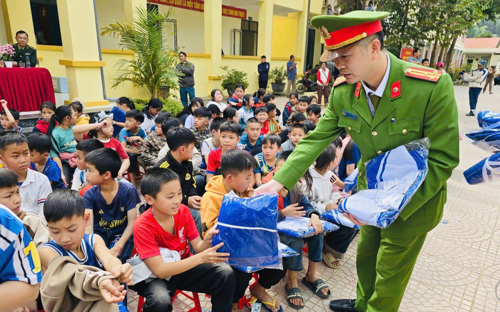 Xây dựng bếp ăn bán trú cho học sinh đồng bào Rục ở bản Mò O Ồ Ồ- Ảnh 2.
