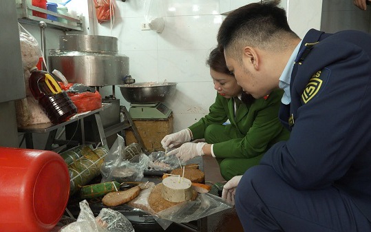 Khởi tố chủ cơ sở sản xuất 256 kg giò, chả, giăm bông sử dụng hàn the- Ảnh 2. Khởi tố chủ cơ sở sản xuất 256 kg giò, chả, giăm bông sử dụng hàn the- Ảnh 2.