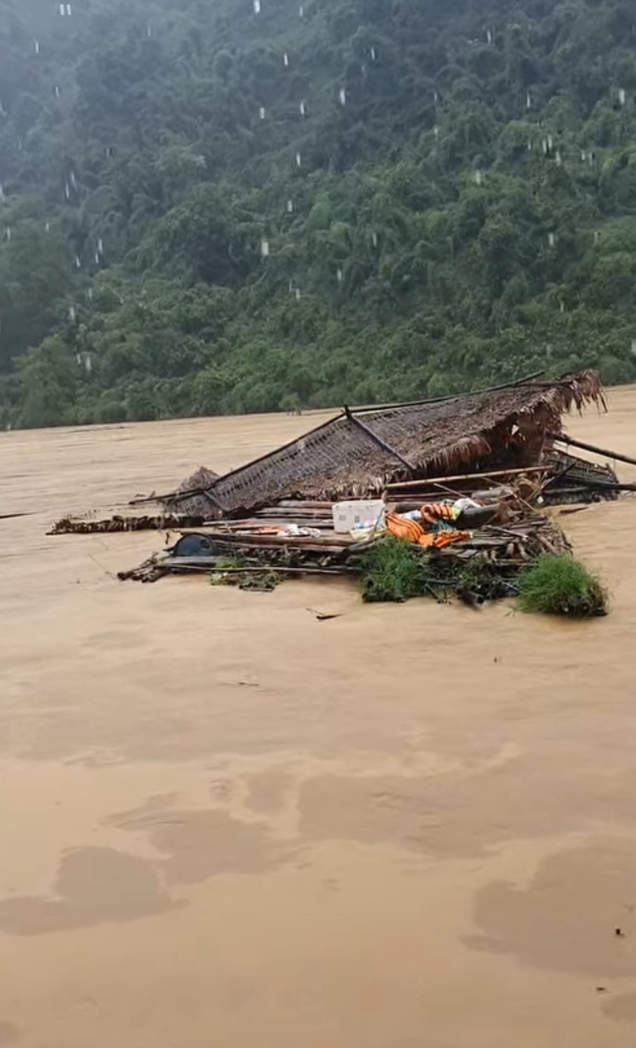 'Tết ấm vùng cao' - khi yêu thương vượt núi, băng rừng về với miền Tây xứ Nghệ- Ảnh 1.