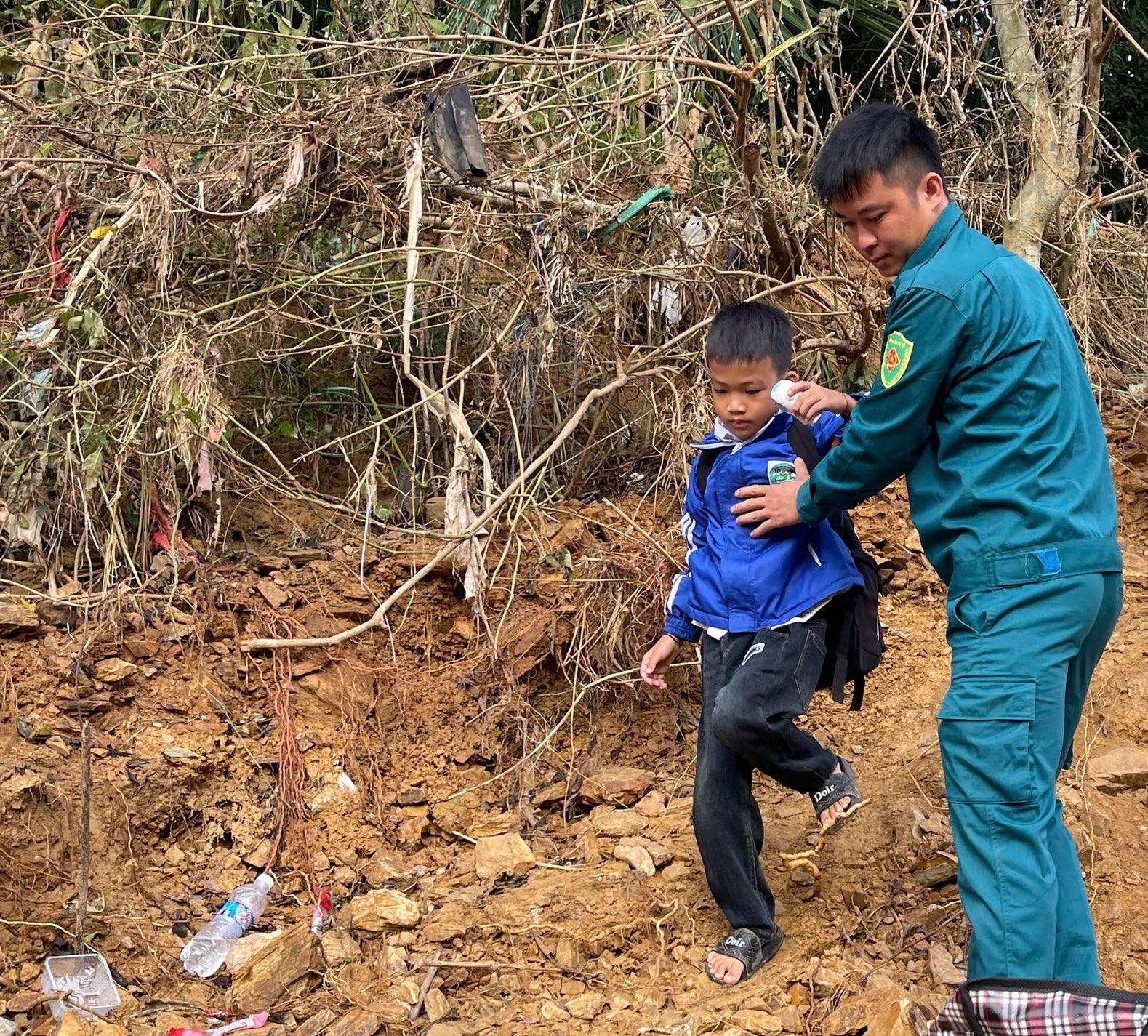 'Tết ấm vùng cao' - khi yêu thương vượt núi, băng rừng về với miền Tây xứ Nghệ- Ảnh 4.