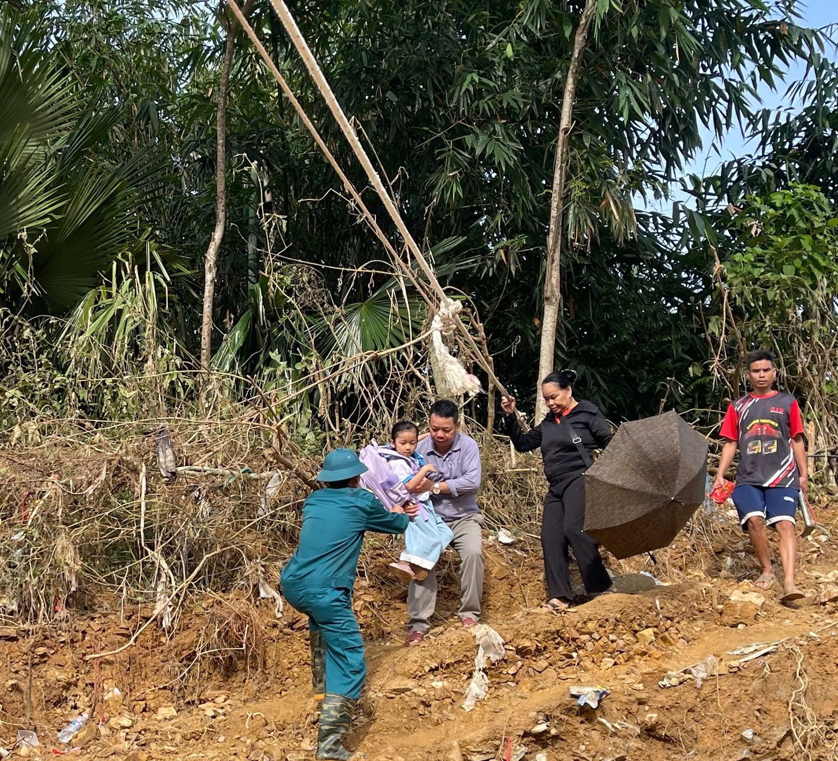 'Tết ấm vùng cao' - khi yêu thương vượt núi, băng rừng về với miền Tây xứ Nghệ- Ảnh 5.