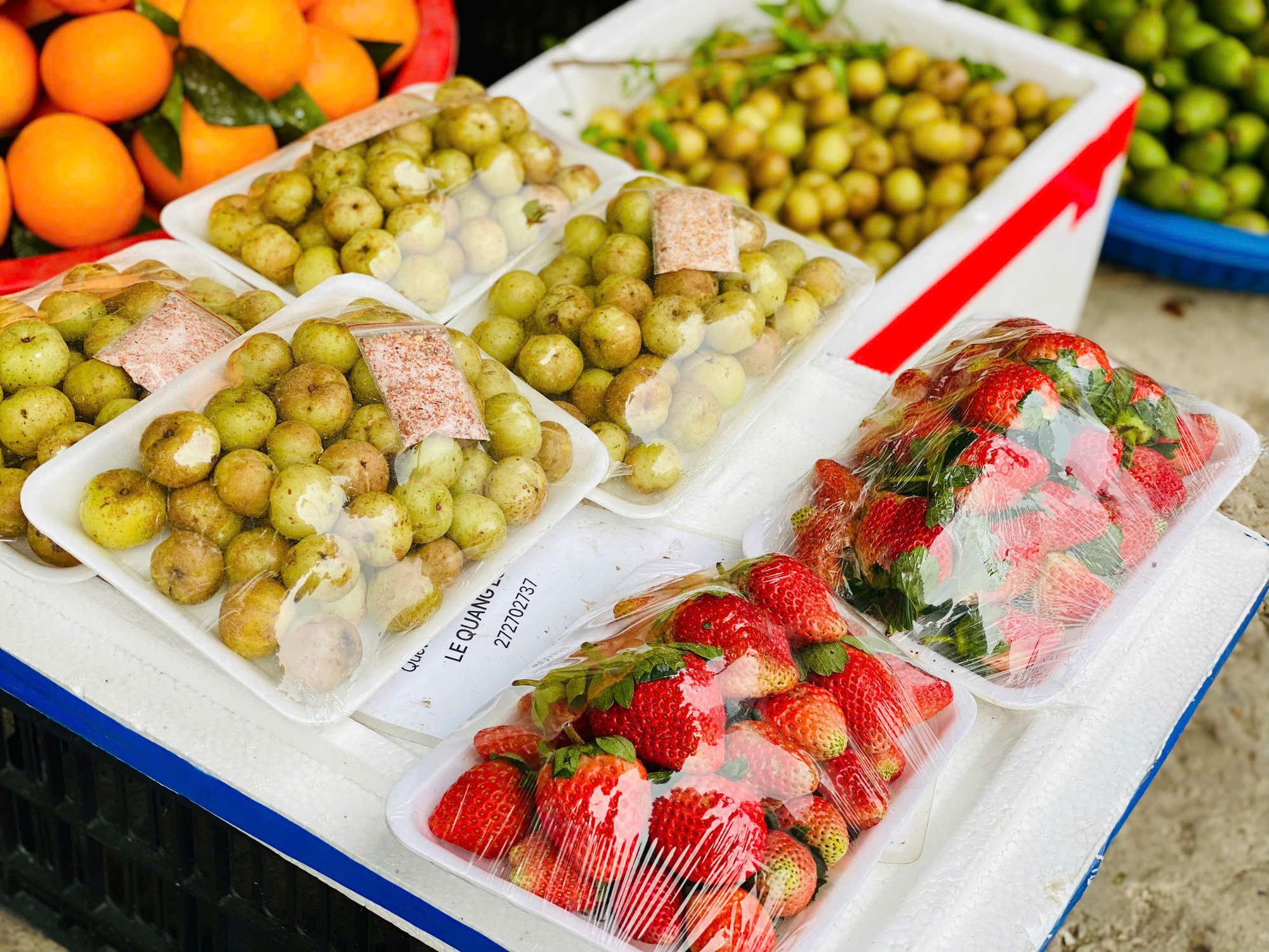 Tiểu thương lý giải nguyên nhân giá dâu tây Mộc Châu lên tới nửa triệu đồng/kg- Ảnh 5. Tiểu thương lý giải nguyên nhân giá dâu tây Mộc Châu lên tới nửa triệu đồng/kg- Ảnh 5.