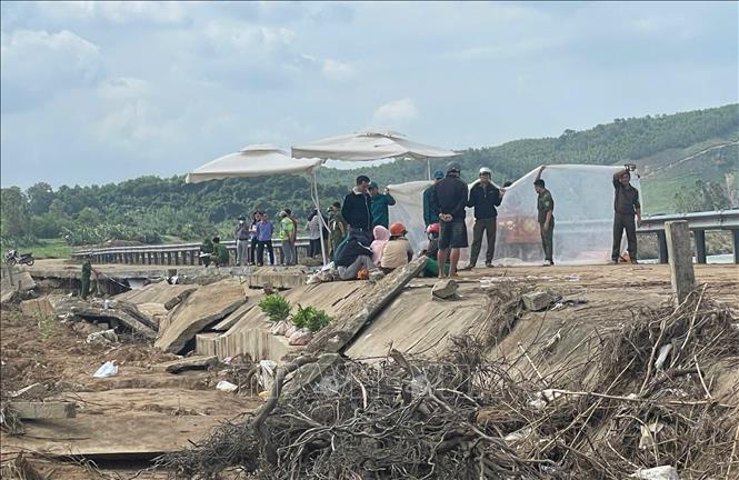 Sập bờ kè khiến 4 người đang trú mưa tử vong- Ảnh 1. Sập bờ kè khiến 4 người đang trú mưa tử vong- Ảnh 1.