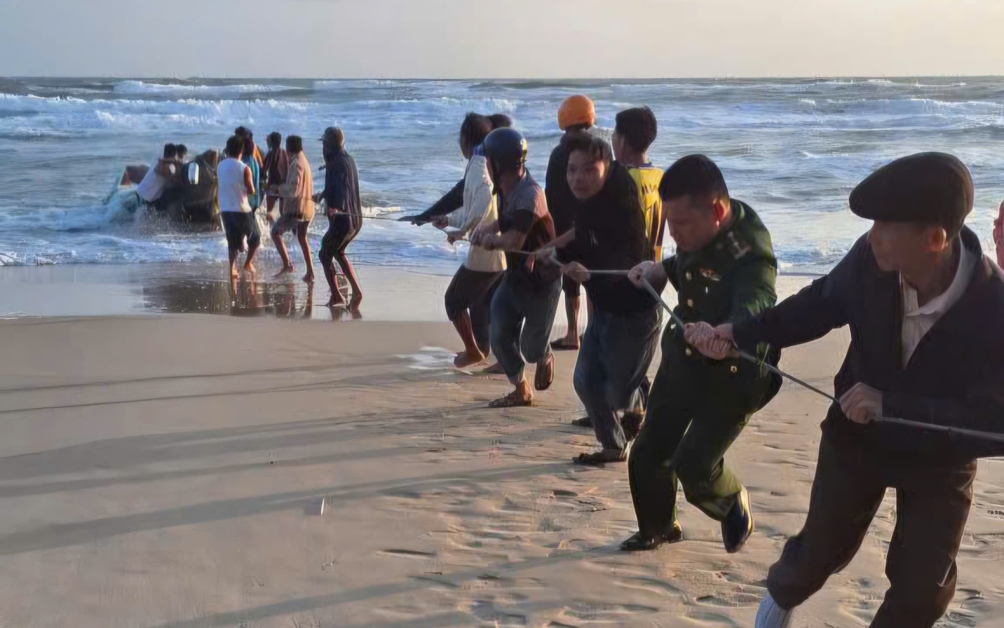 Sóng đánh chìm ghe làm một ngư dân mất tích