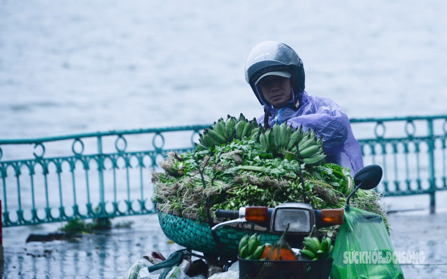 Miền Bắc cao điểm rét buốt, cảnh báo mưa lớn trên biển- Ảnh 2. Không khí lạnh bao phủ, miền Bắc mưa kèm rét buốt