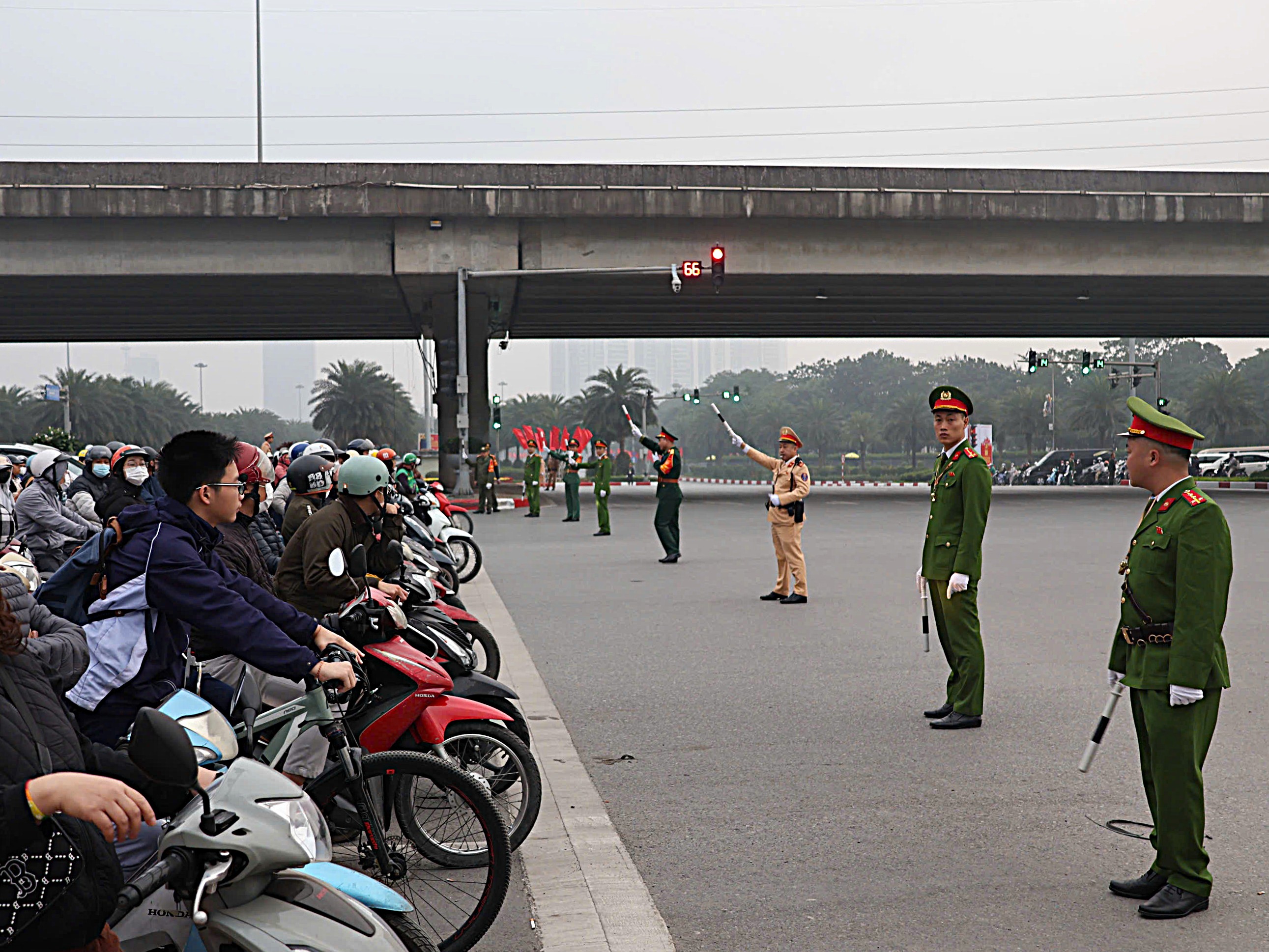 Người dân có chung tinh thần trách nhiệm, cùng cố gắng để bảo đảm trật tự, an toàn Đại hội XIV của Đảng- Ảnh 2.