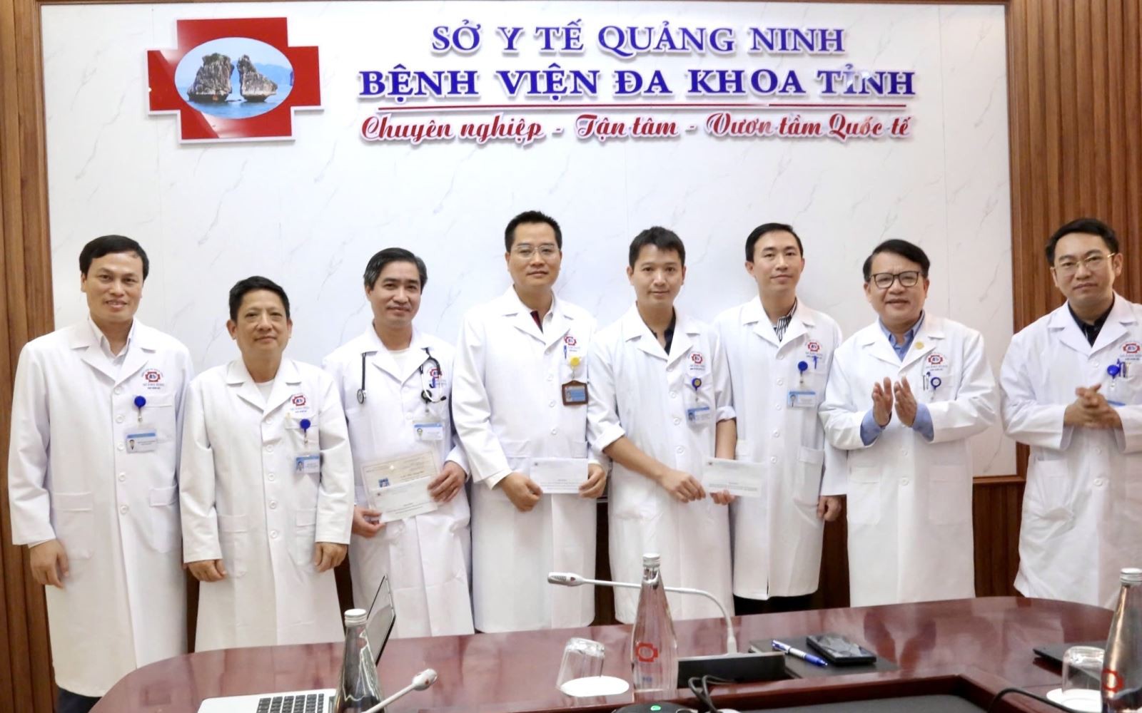 Khen thưởng đột xuất các kíp bác sĩ, điều dưỡng cứu sống 3 bệnh nhân đặc biệt nguy kịch