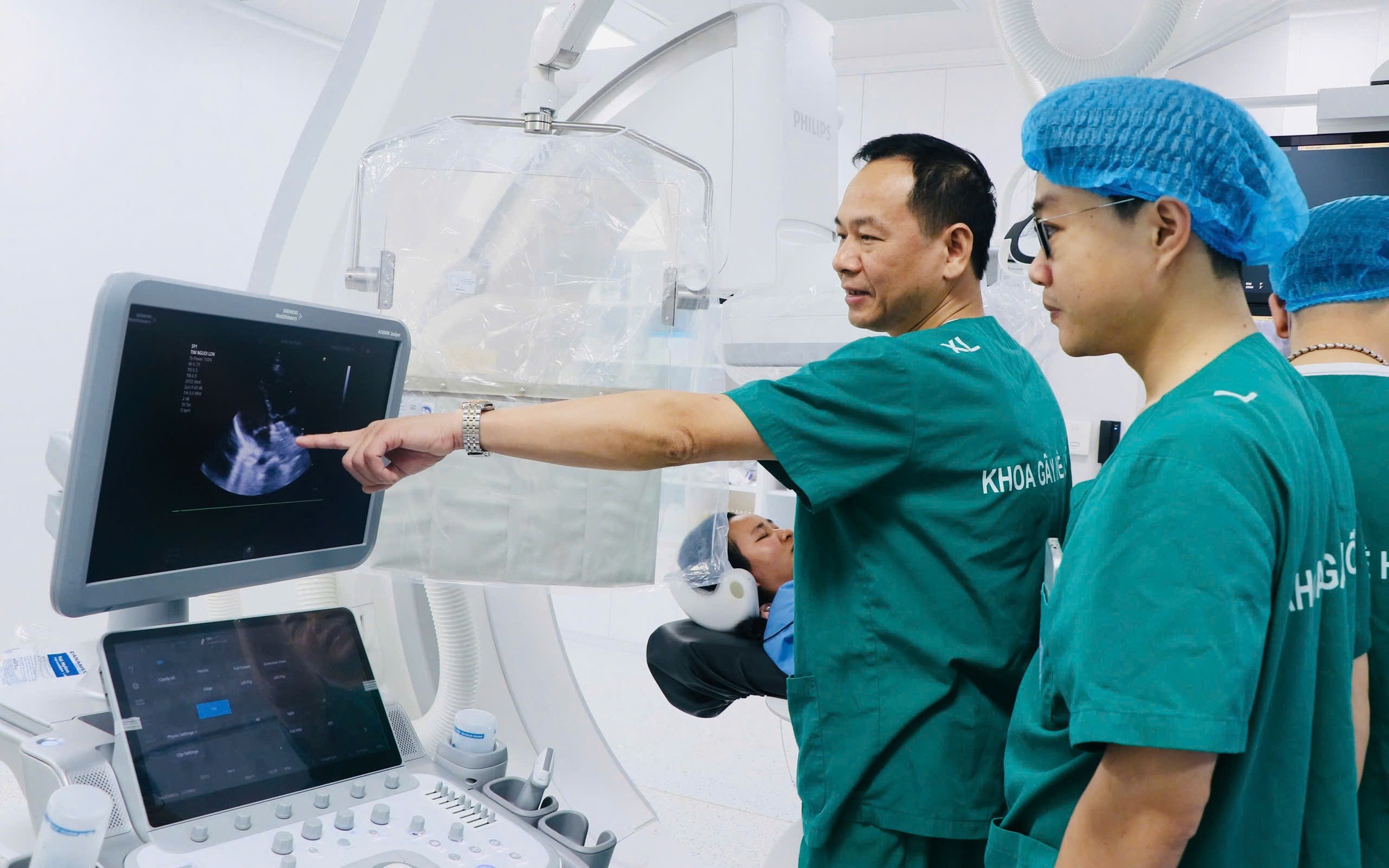 Hút nhiều cục máu đông cứu cụ ông 97 tuổi khỏi nguy cơ cắt cụt tay- Ảnh 1.