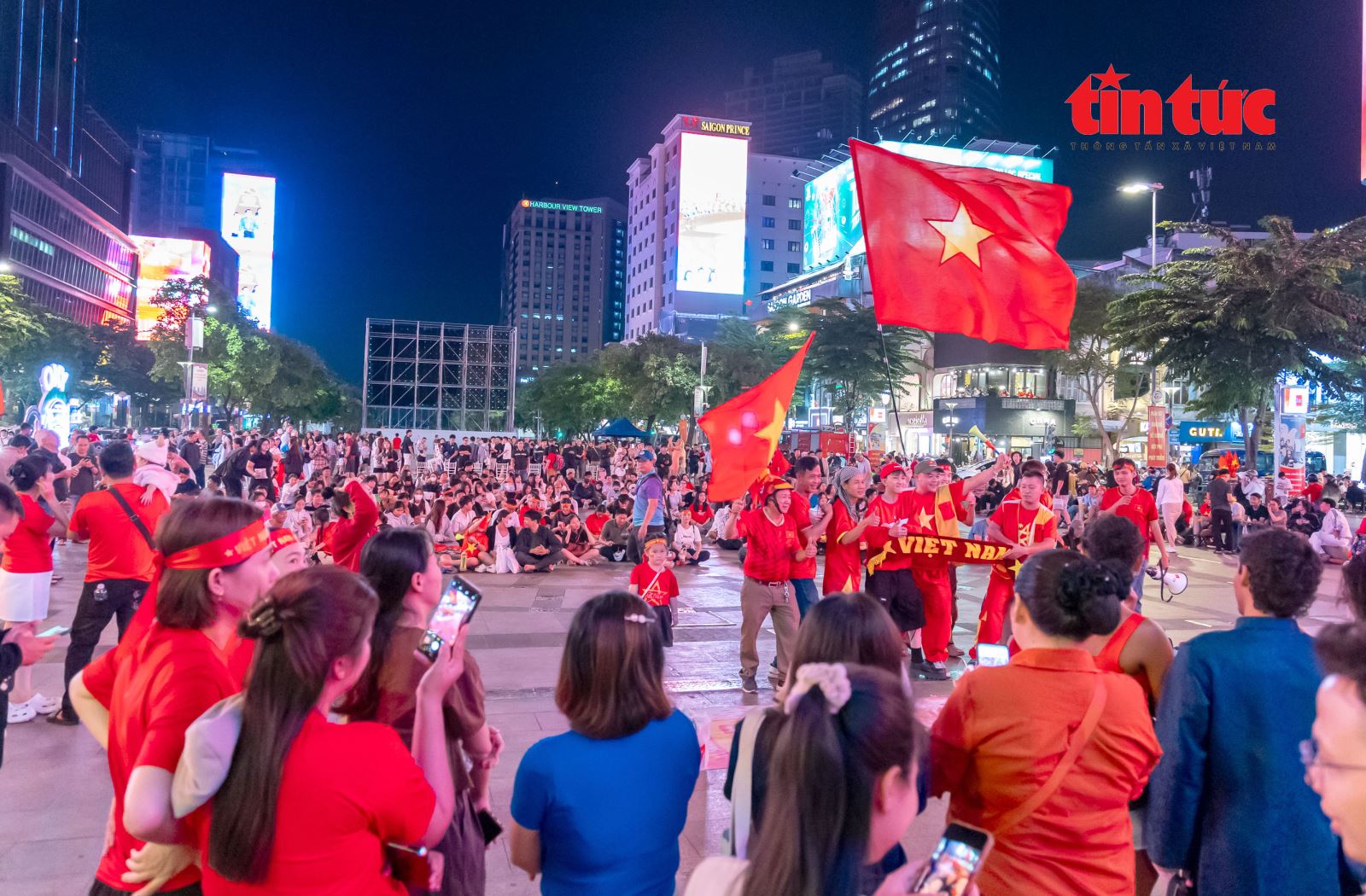 Cổ động viên TPHCM 'tiếp lửa' cho U23 Việt Nam- Ảnh 9.