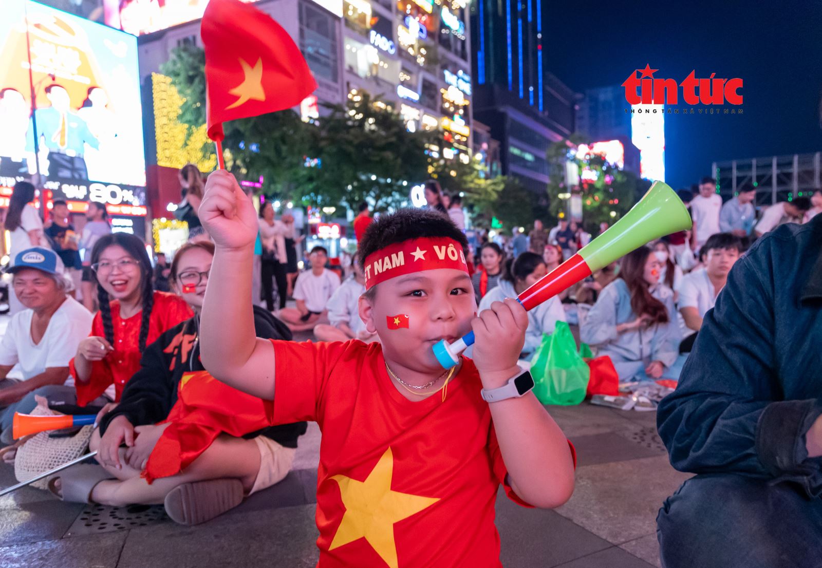 Cổ động viên TPHCM 'tiếp lửa' cho U23 Việt Nam- Ảnh 6.