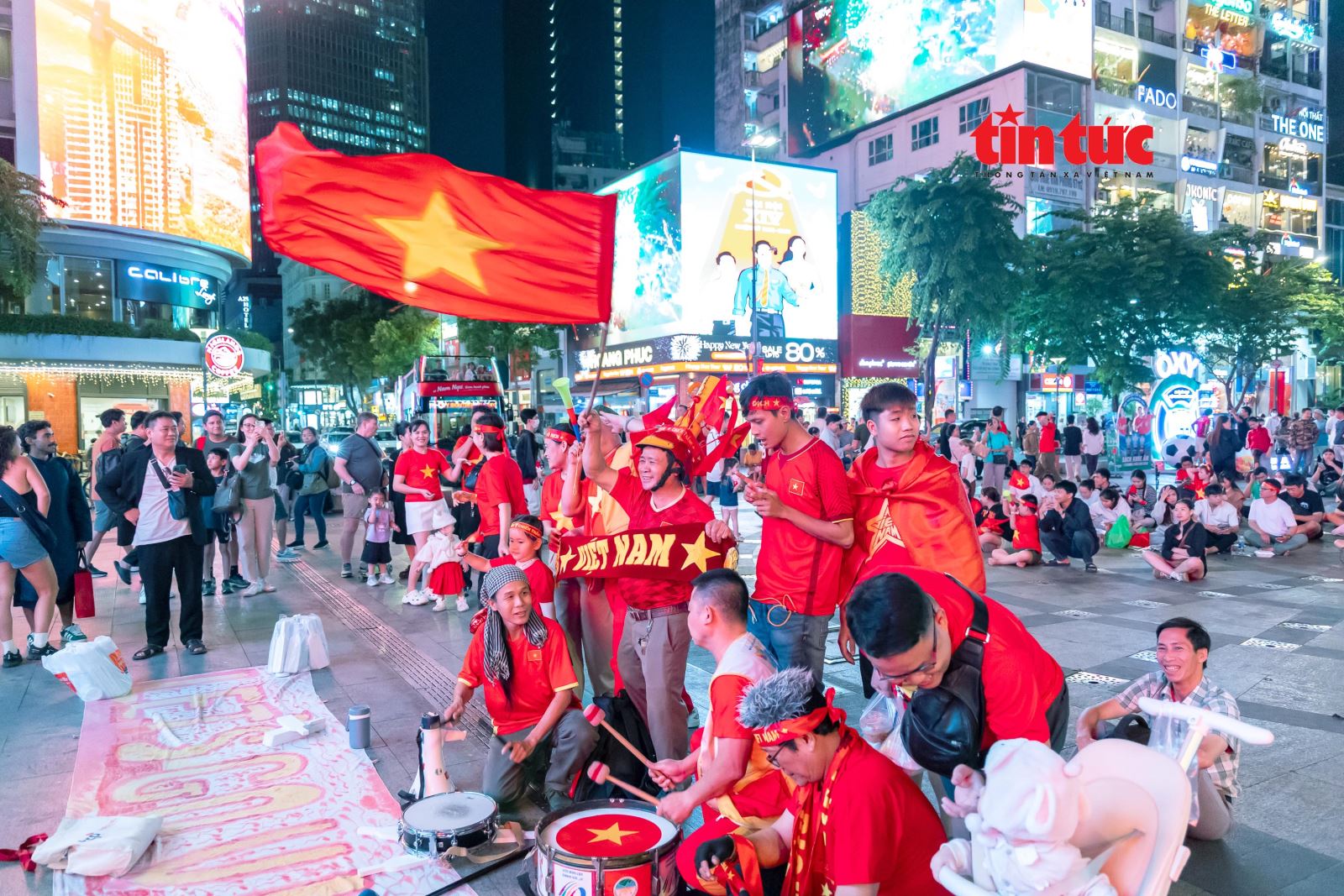 Cổ động viên TPHCM 'tiếp lửa' cho U23 Việt Nam- Ảnh 4.