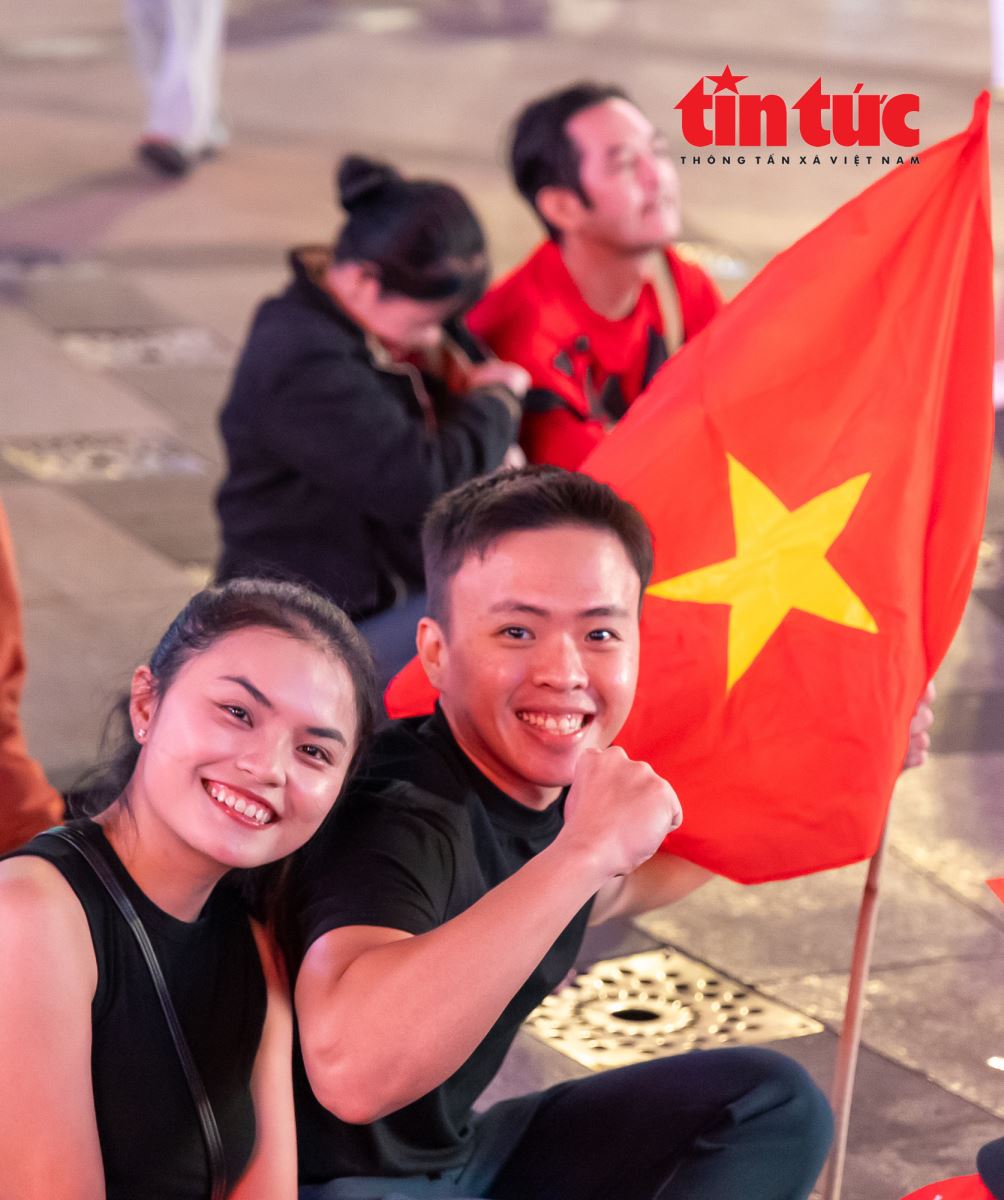 Cổ động viên TPHCM 'tiếp lửa' cho U23 Việt Nam- Ảnh 8.
