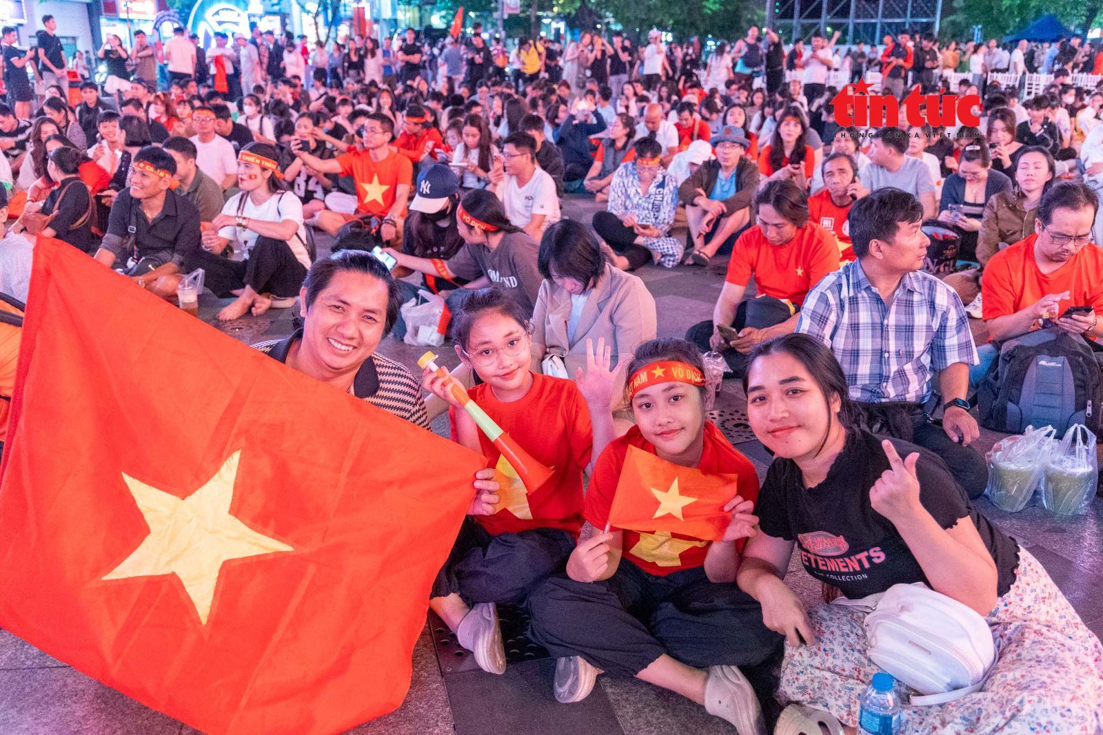 Cổ động viên TPHCM 'tiếp lửa' cho U23 Việt Nam- Ảnh 3.