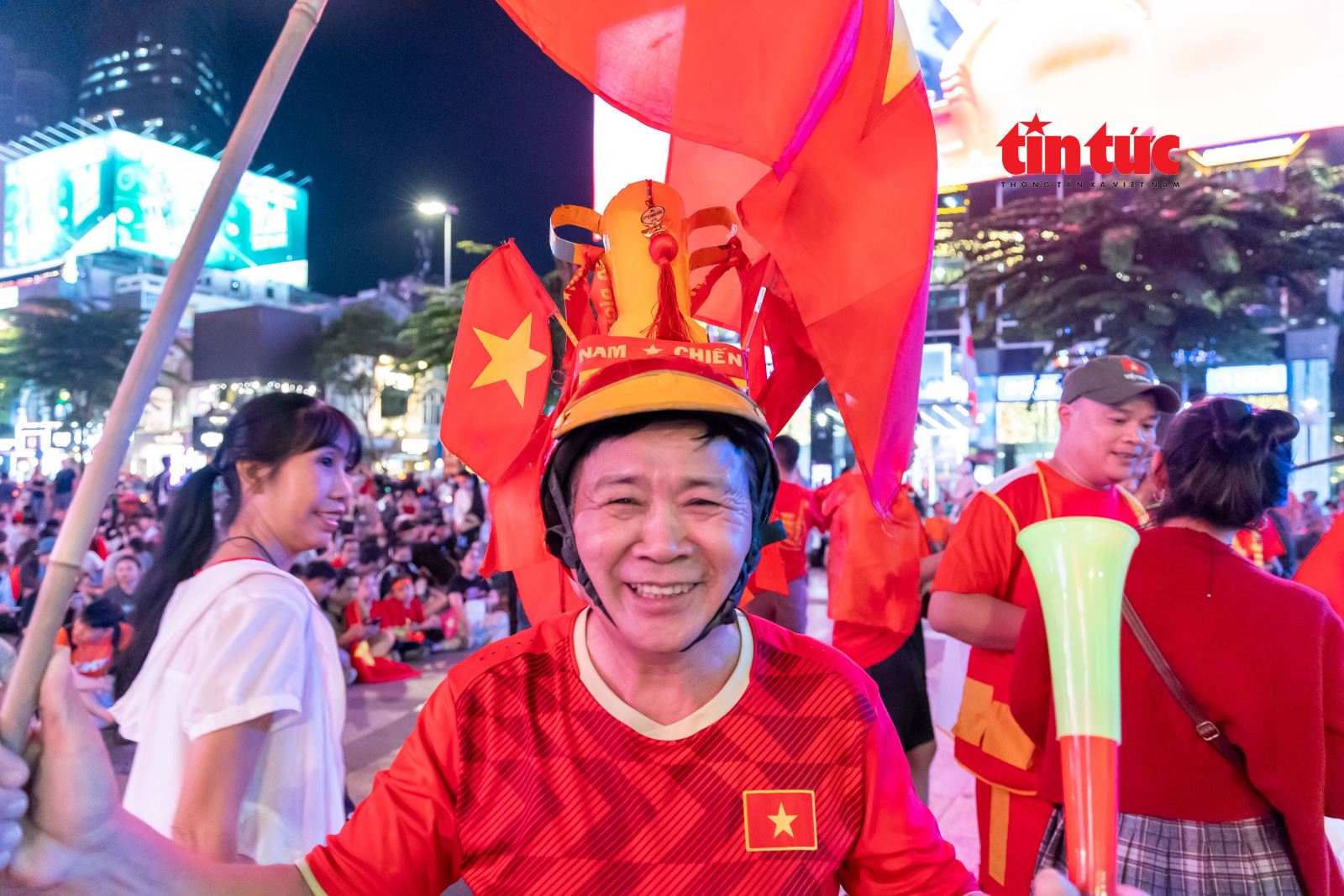 Cổ động viên TPHCM 'tiếp lửa' cho U23 Việt Nam- Ảnh 5.