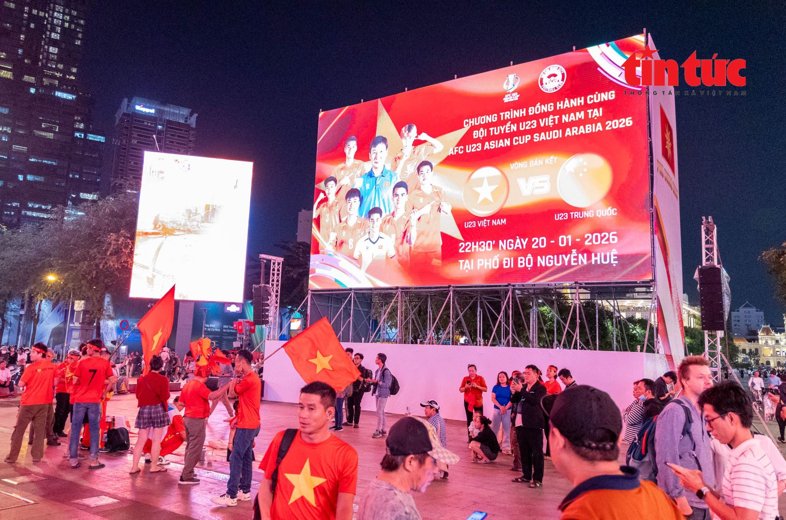 Cổ động viên TPHCM 'tiếp lửa' cho U23 Việt Nam- Ảnh 1.