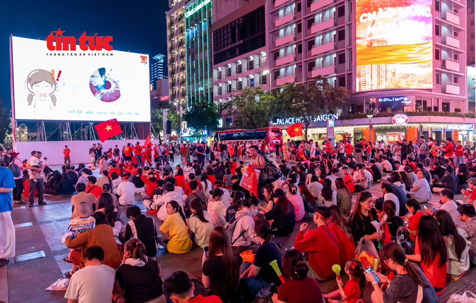 Cổ động viên TPHCM 'tiếp lửa' cho U23 Việt Nam- Ảnh 2.