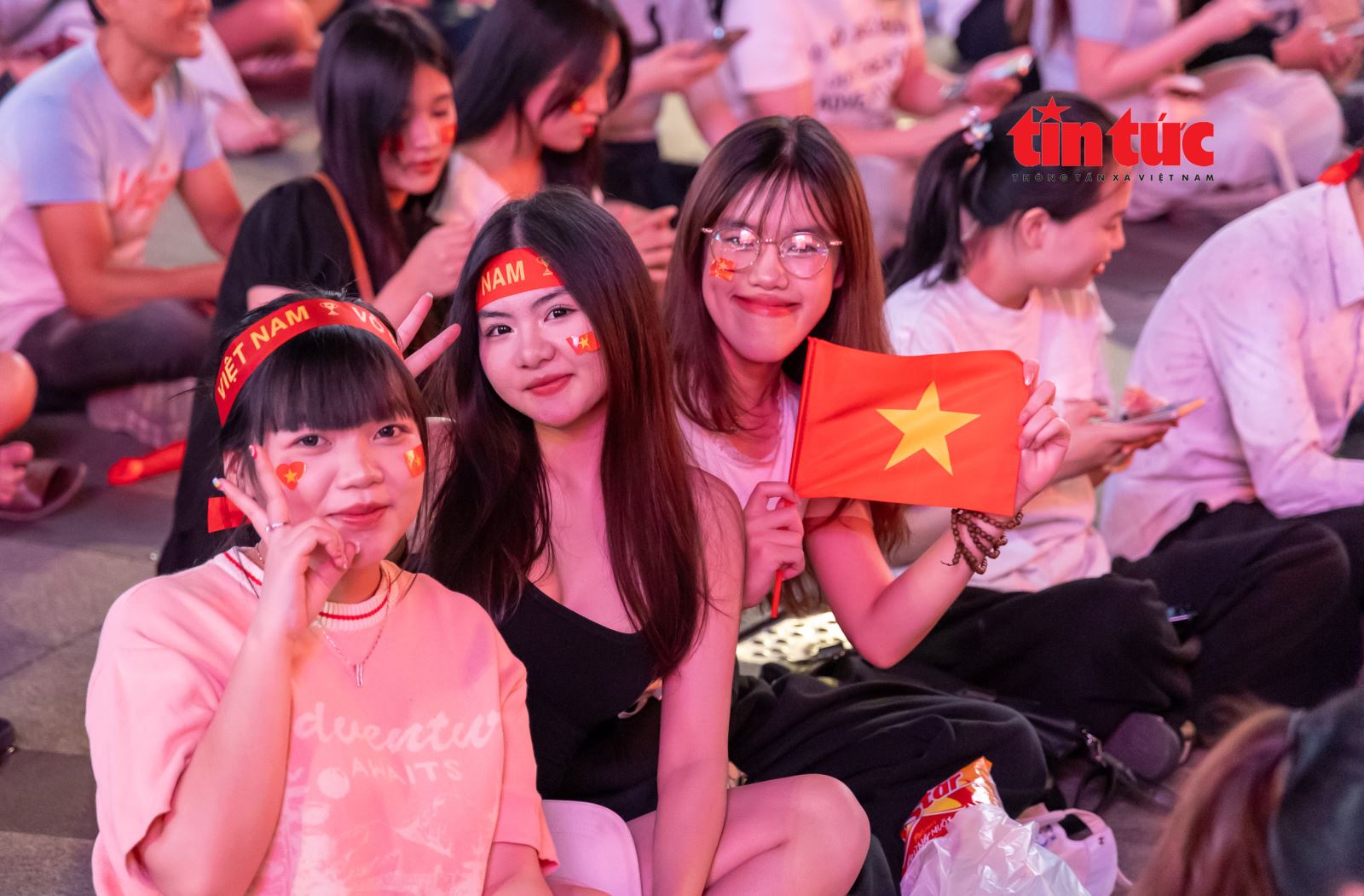 Cổ động viên TPHCM 'tiếp lửa' cho U23 Việt Nam- Ảnh 7.