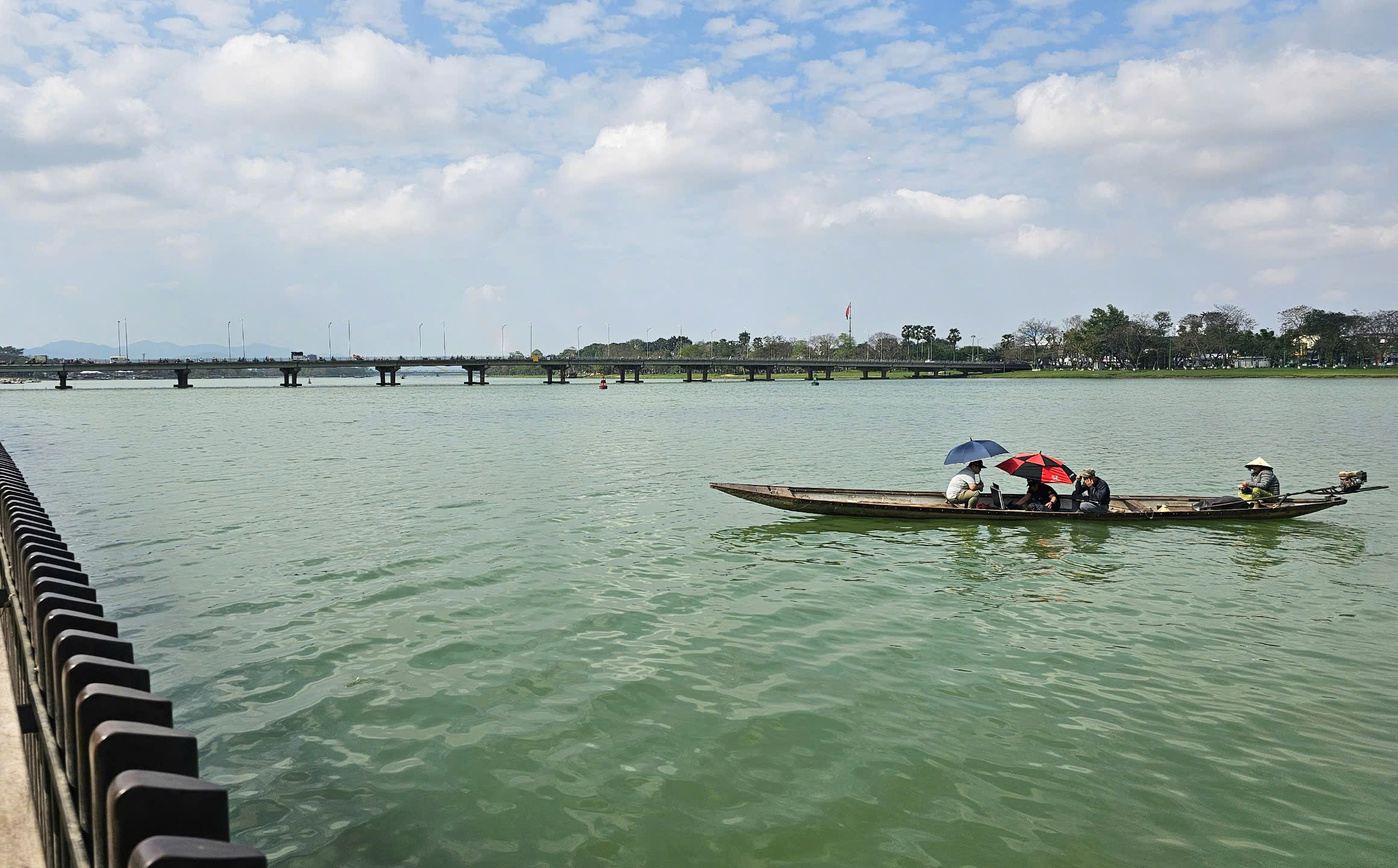 Nhiều giờ ngụp lặn tìm 2 cây vàng bị đánh rơi dưới sông Hương- Ảnh 2.