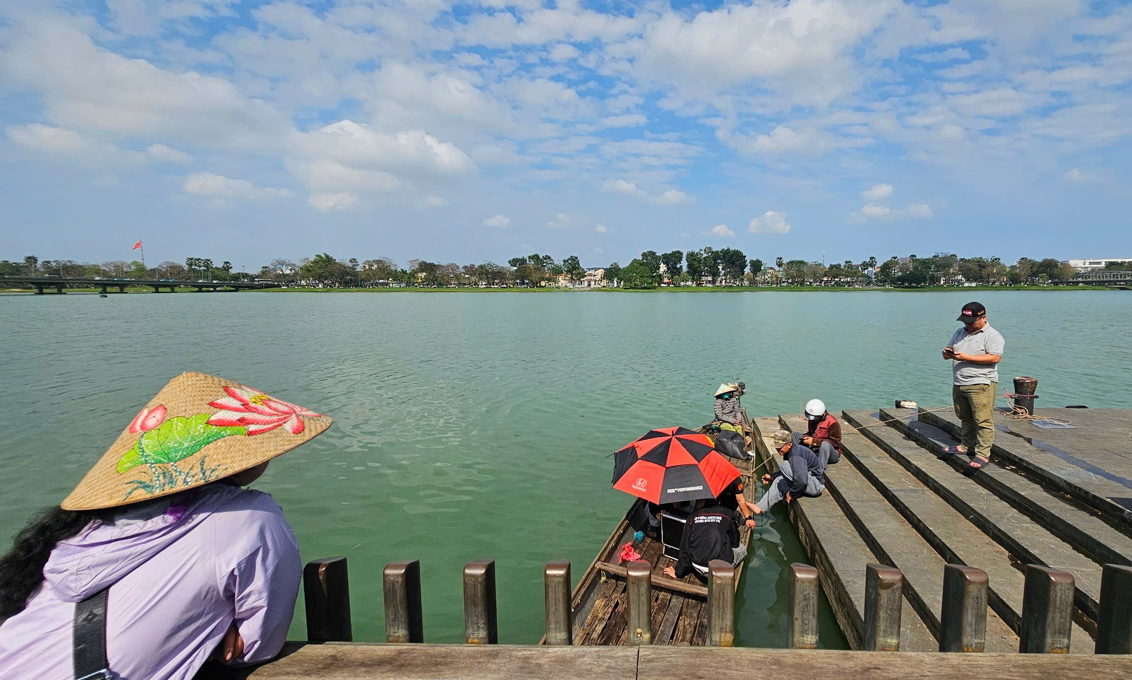 Nhiều giờ ngụp lặn tìm 2 cây vàng bị đánh rơi dưới sông Hương- Ảnh 1.