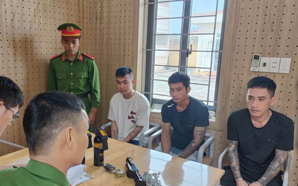 Phẫn nộ cảnh nữ nhân viên karaoke bị xích chân, hành hung dã man vì đi chơi với người yêu