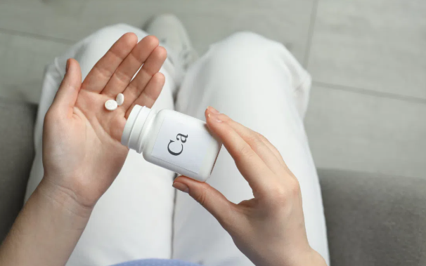 5 loại thực phẩm chức năng không thể thiếu cho phụ nữ sau tuổi 40 1 photo 1768884387751 1768884388426294556417 0 0 379 606 crop 1768884621824375941480